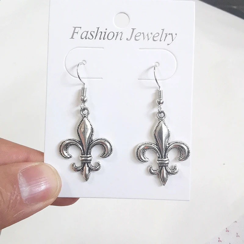 Fashion Vintage Lily Flower Drop Dangle Earrings for Women Goth Gothic Jewelry Accessories Decor Aesthetic Grunge Fluer Stud 250812