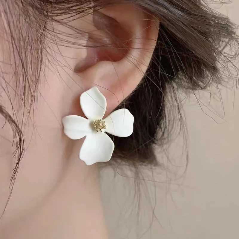 White Flower Drop Earrings for Women Acrylic Blooming Gardenia Dangle Earrings Cute Sweet Trendy Statement Jewelry Winter Gift Y250812