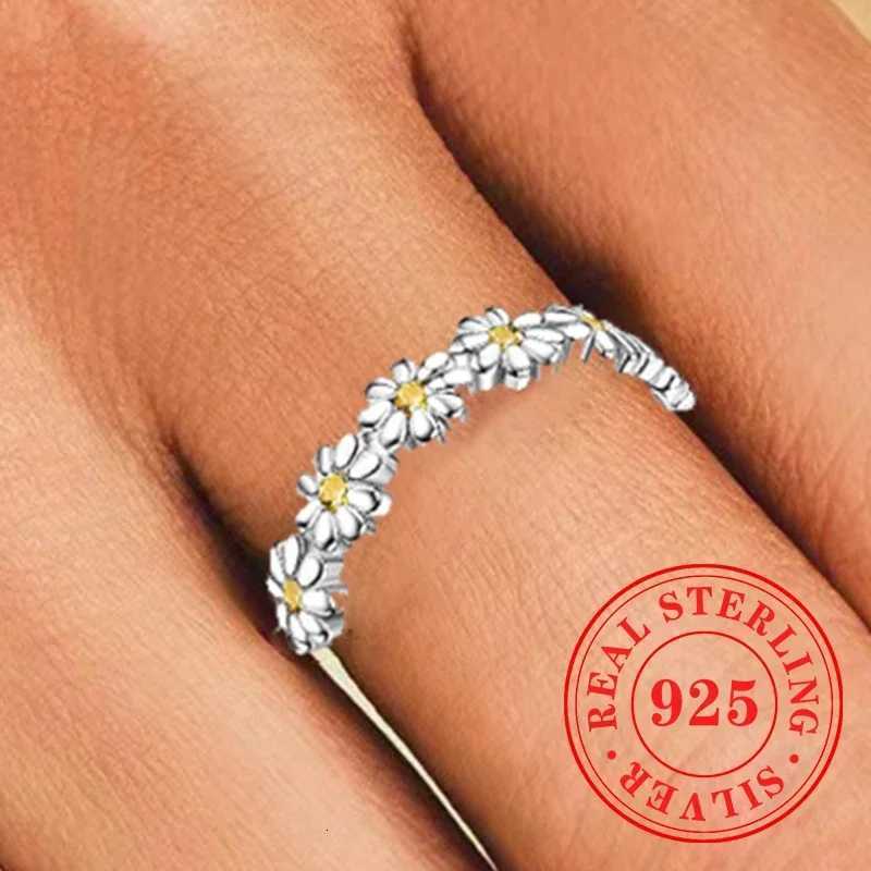 925 Sterling Silver Elegant Luxury Jewelry High-end Eternity Wedding Jewelry with Daisy Flower Design Ring for Women W250812