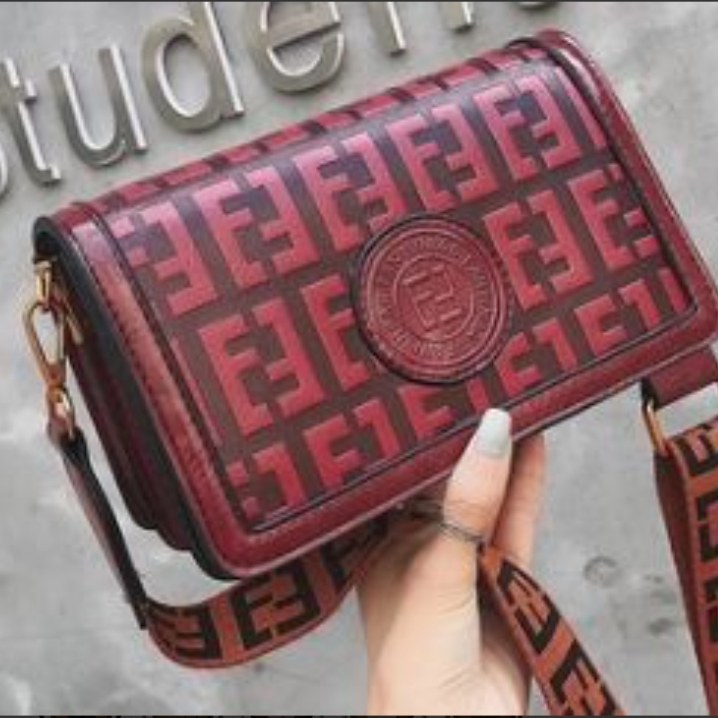 Designer bag fashionable and luxurious tote bag handbag shoulder bag crossbody bag makeup bag classic color matching bag flip cover metal wallet