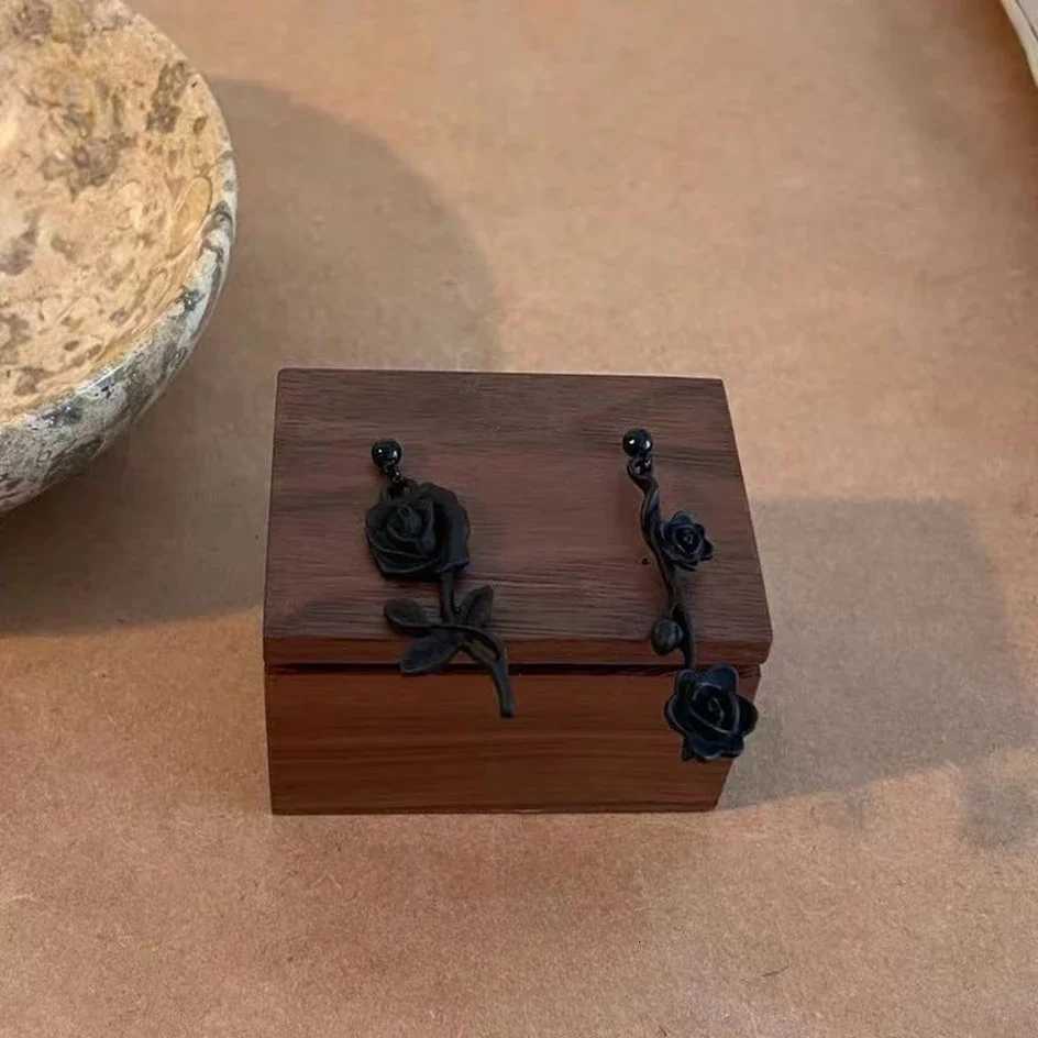 1 Pair Fashion Black Rose Irregular Stud Earrings Women Girl Hip-Hop Asymmetry Dangle Earring Gothic Jewelry Ornament Y250812