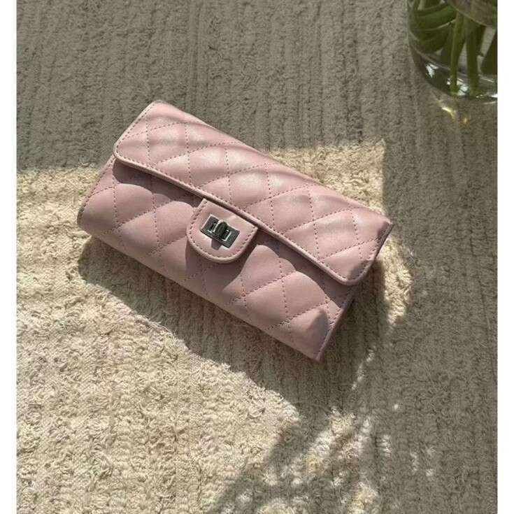 DHessentials Classic Quilted Chain Crossbody Bag - Trendy PU Shoulder Purse for Women, Small Square Phone Wallet (18x9cm, 400g)