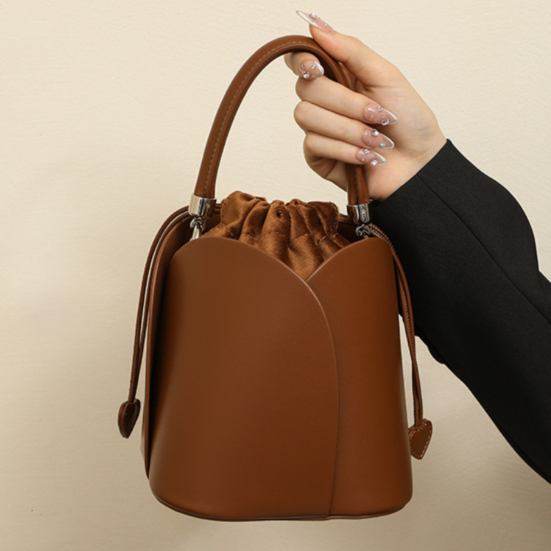 2025 New Women's Designer Handbag Multi Functional Shoulder Crossbody Bag High Quality Tube Shaped Women's Small Square Bag High End Banquet