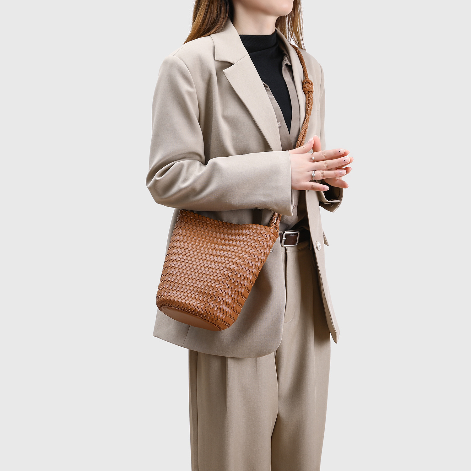 fashion bag New French Retro Genuine Leather Women s Handmade Woven Bucket shaped Handbag Designer Bag Single Shoulder Crossbody Bag