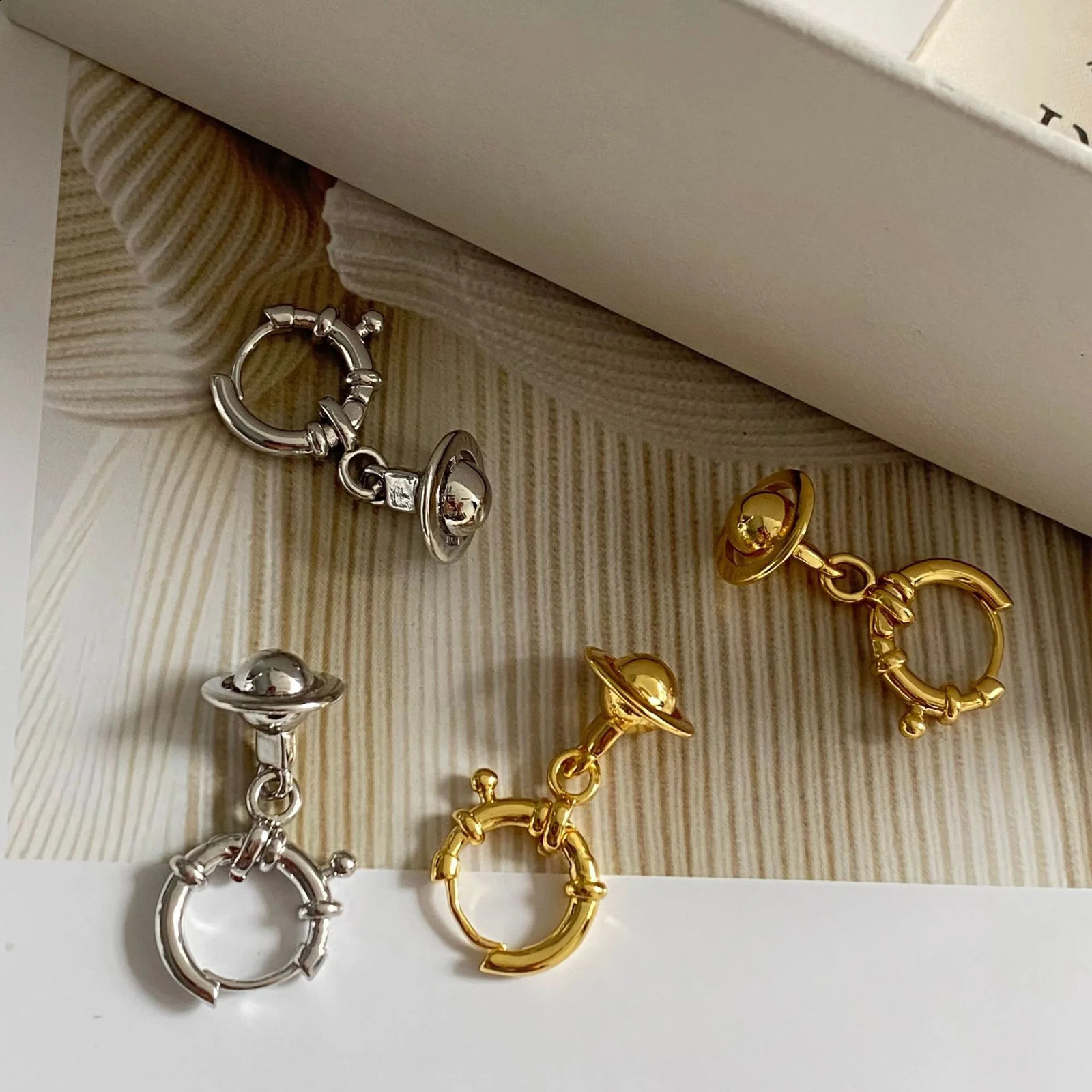 2025 Niche Trendy Stereo Ear Buckle Simple Elegent Hoop Earrings Fashion Women Jewelry Accessories Party Gift 250812