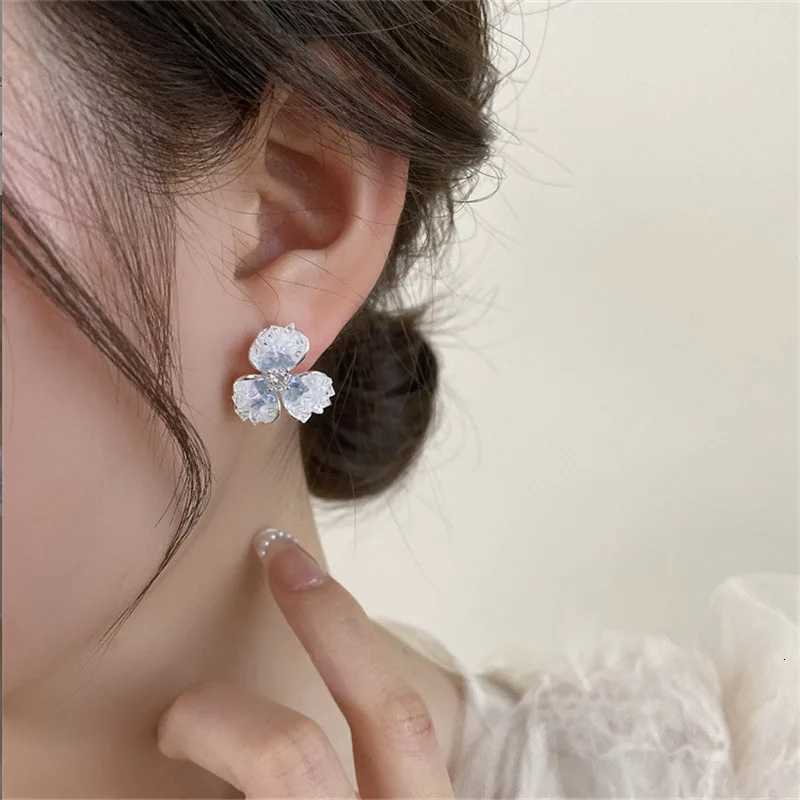 LATS New Pink Crystal Three-petal Flowers Stud Earrings for Women Light Luxury Gradient Blue Fashion Jewelry Girl Party Gifts Y250812