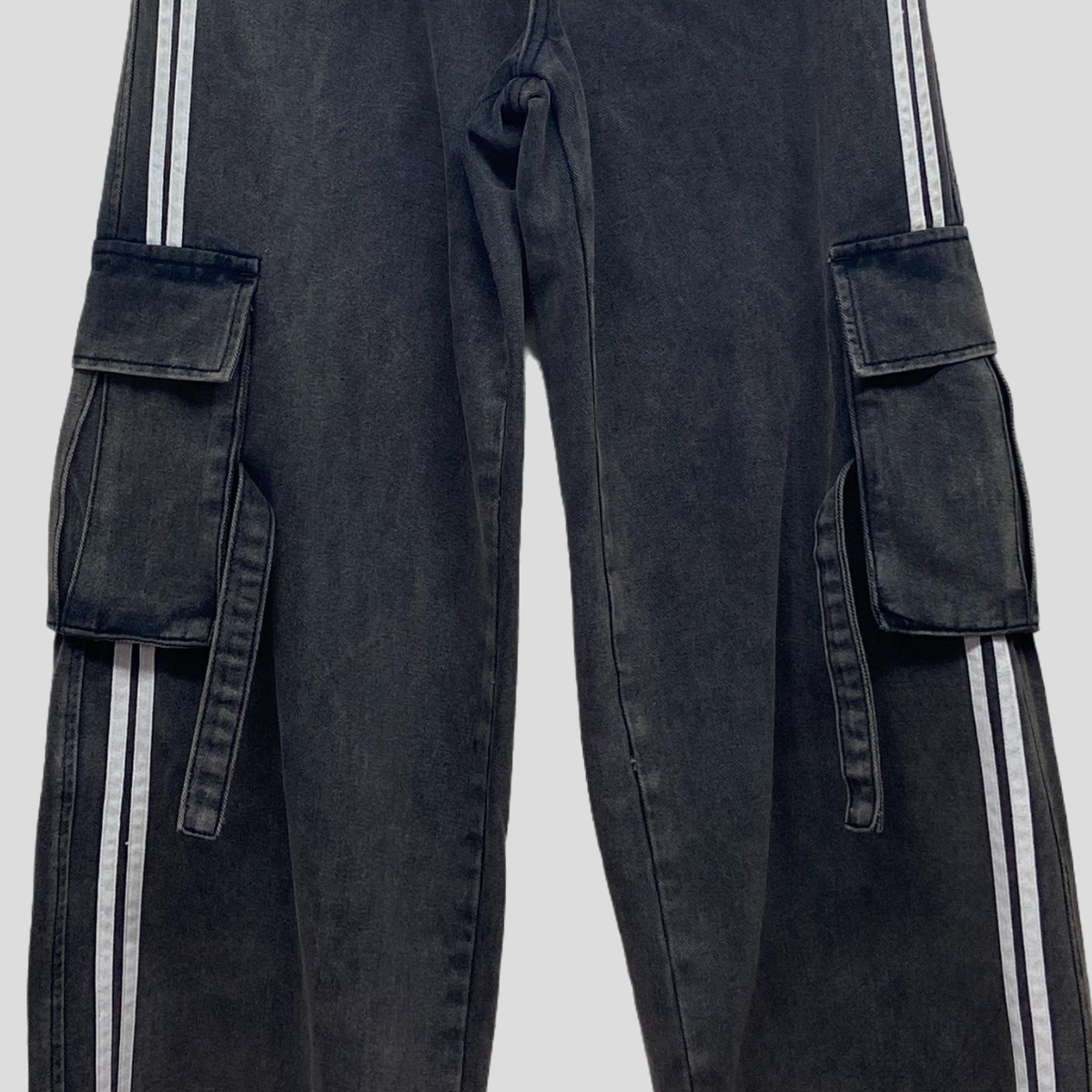Street-style cool meets practicality in this workwear-inspired, multi-pocket, washed denim wide-leg pant 2059