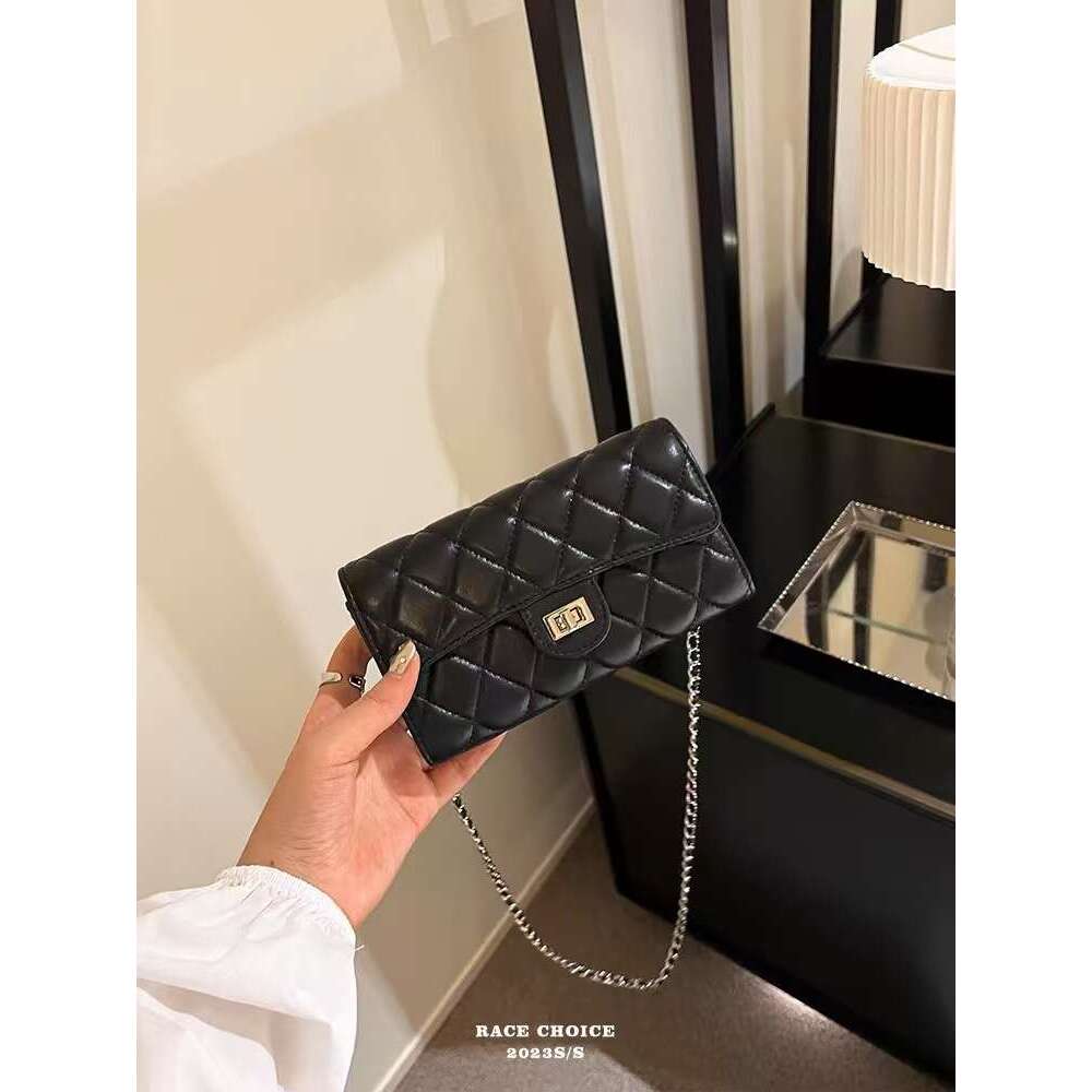 DHessentials Classic Quilted Chain Crossbody Bag - Trendy PU Shoulder Purse for Women, Small Square Phone Wallet (18x9cm, 400g)