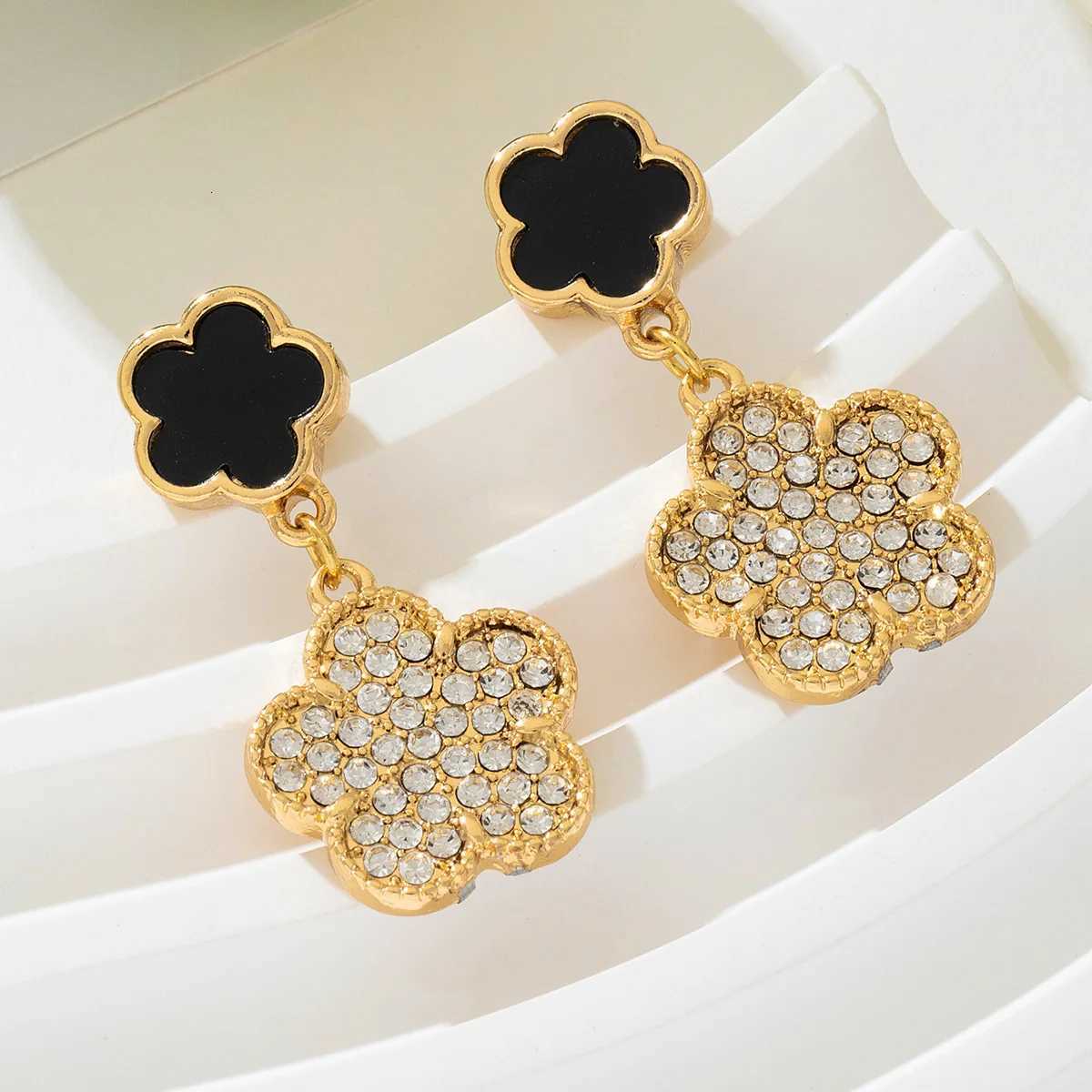 A Pair Fashion Temperament Charming Classic Black Grass Earrings for Women Glass Flash Drill Paty Jewerly AccESSries Y250812