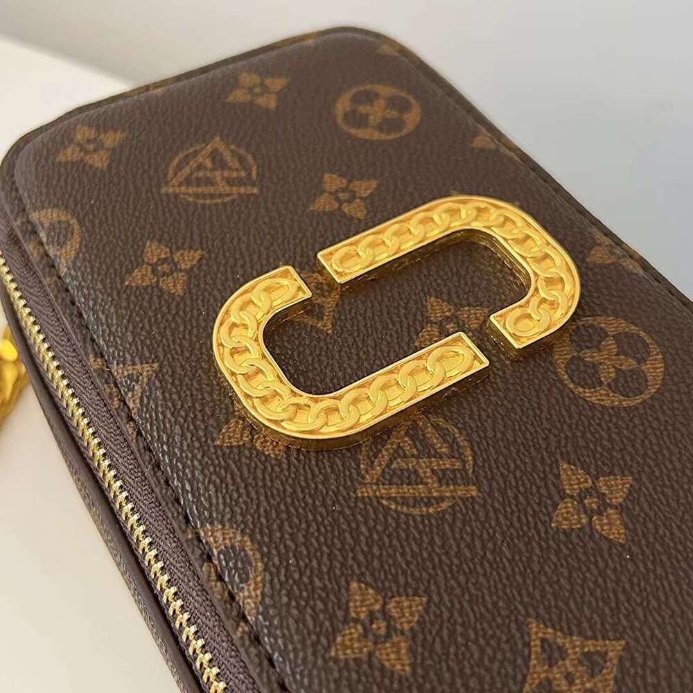 DHessentials Louis Fanghua New Spring Summer Chain Camera Single Shoulder Casual Crossbody Fashionable High-end Trendy Phone Bag