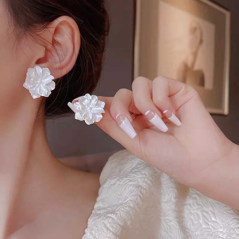 White Flower Drop Earrings for Women Acrylic Blooming Gardenia Dangle Earrings Cute Sweet Trendy Statement Jewelry Winter Gift Y250812