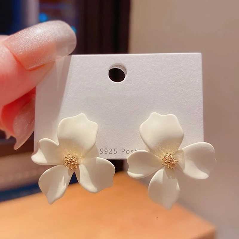 White Flower Drop Earrings for Women Acrylic Blooming Gardenia Dangle Earrings Cute Sweet Trendy Statement Jewelry Winter Gift Y250812