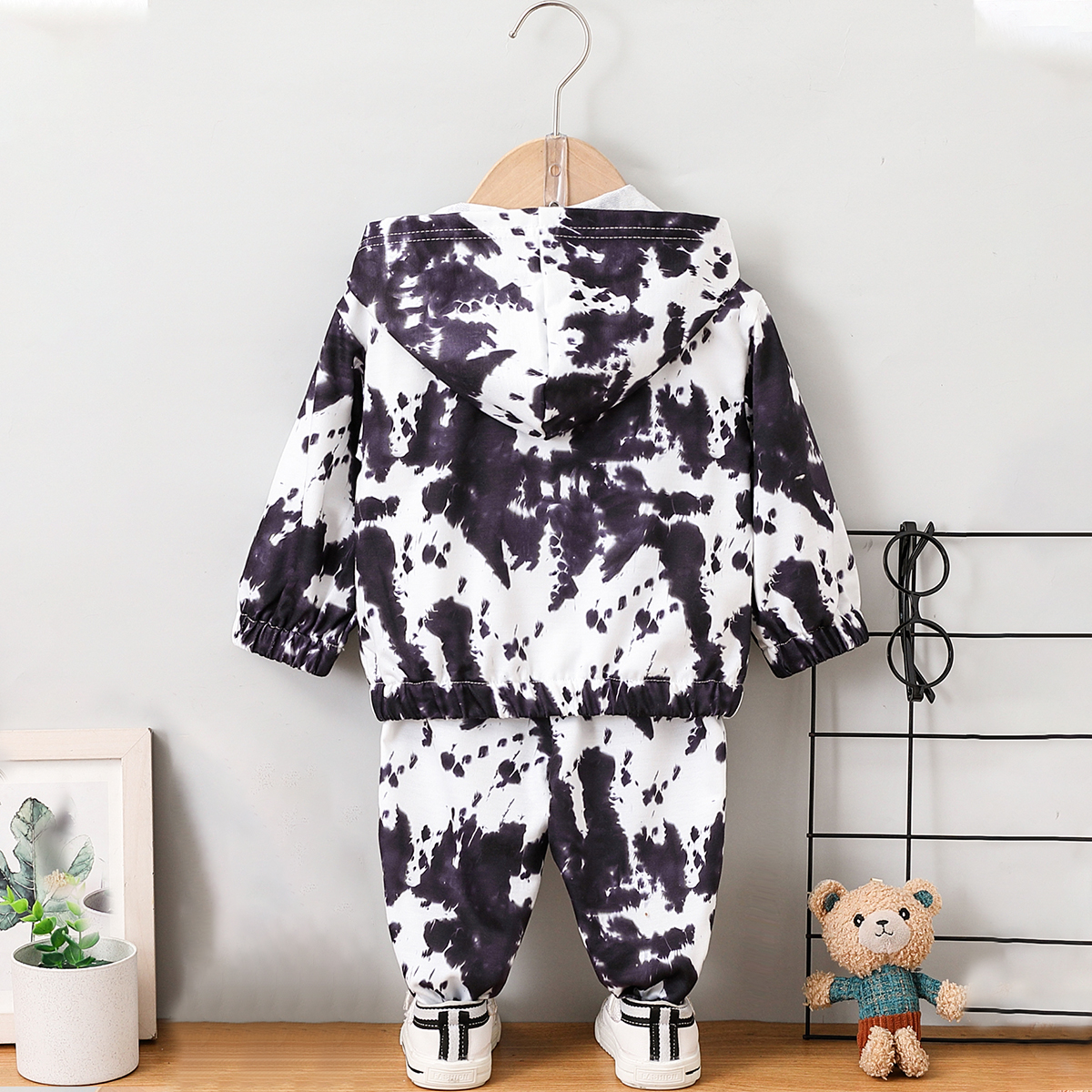 Street Style Baby Boys Two-Piece Set with Random Splatter Print Hooded Sweatshirt & Long Pants