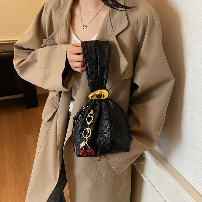 2025 New Women's Designer Luxury Brand Fashionable Personalized Commuting Women's Bag Retro Simple Elegant Handbag Wallet