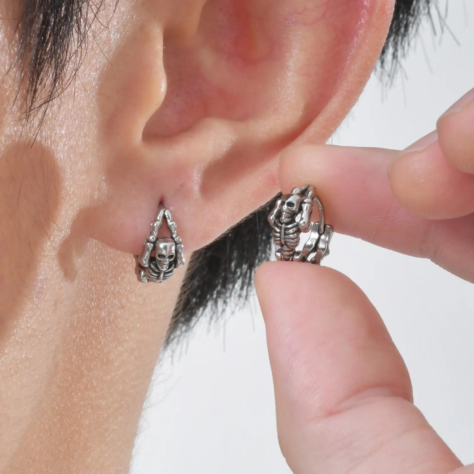 VNOX Stainless Steel Gothic Skull Skeleton Stud Earrings for Men Retro Vintage Jewelry for Halloween Biker Cocktail Party Gifts 250812