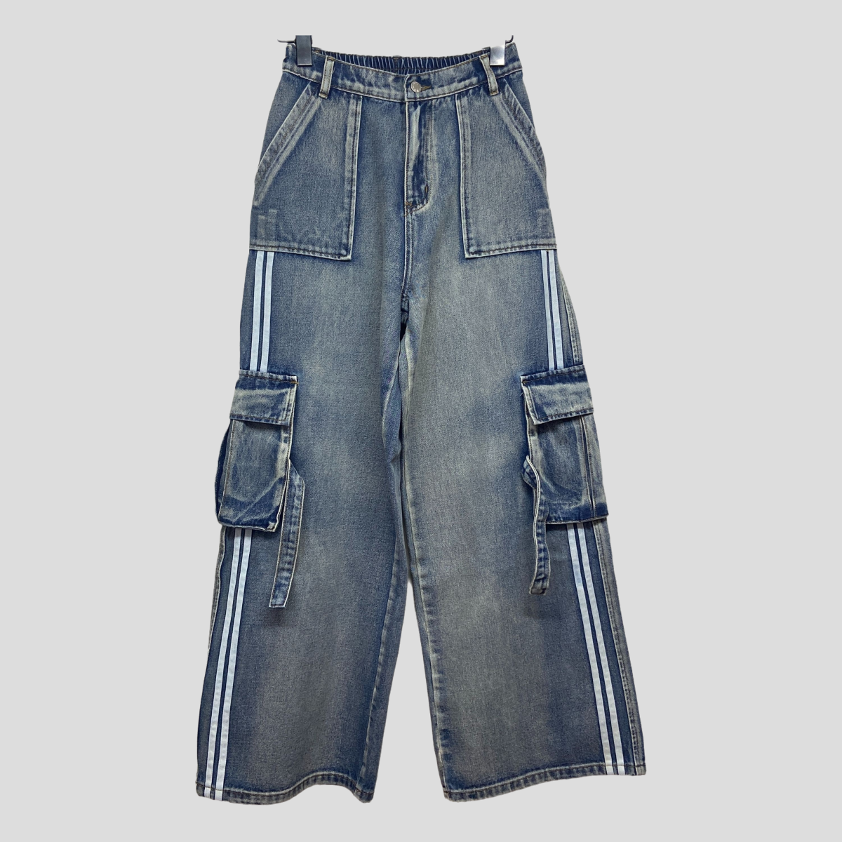 Street-style cool meets practicality in this workwear-inspired, multi-pocket, washed denim wide-leg pant 2059
