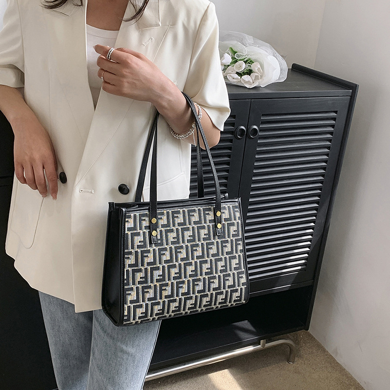 Fashion tote bags for women 2025 new autumn and winter styles simple fashionable and retro letter - printed women's single - shoulder tote bags