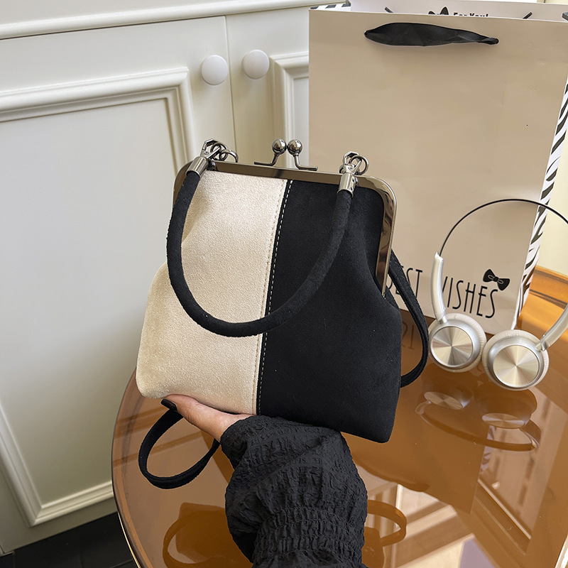 2025 New Women's Handbag High Quality Free Shipping Shoulder Bag Crossbody Bag Clip On Bag High End British Retro Bag Outdoor Vacation Bag Wallet