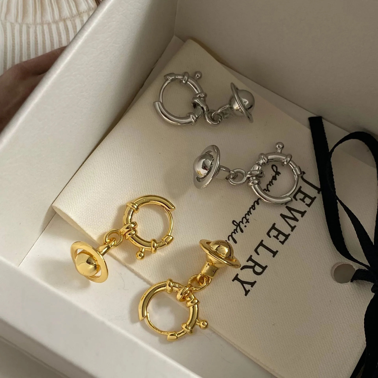 2025 Niche Trendy Stereo Ear Buckle Simple Elegent Hoop Earrings Fashion Women Jewelry Accessories Party Gift 250812