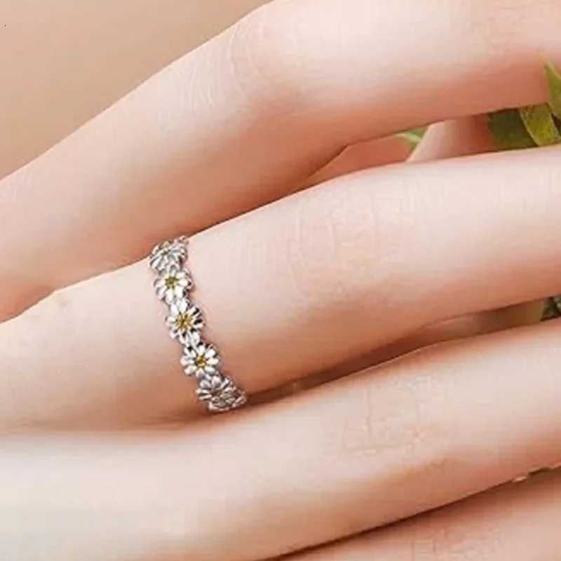 925 Sterling Silver Elegant Luxury Jewelry High-end Eternity Wedding Jewelry with Daisy Flower Design Ring for Women W250812