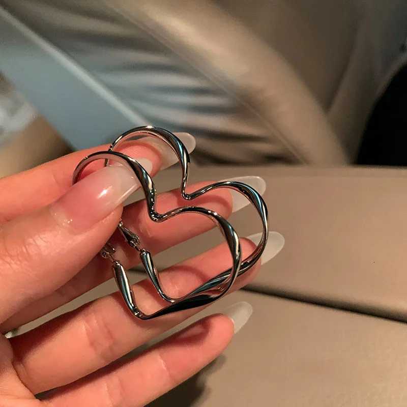 Trendy 1Pair Women Fashion Personality Exaggerated Hollow Heart Design Earring Cuff For Girl Birthday Jewelry Gift Y250812