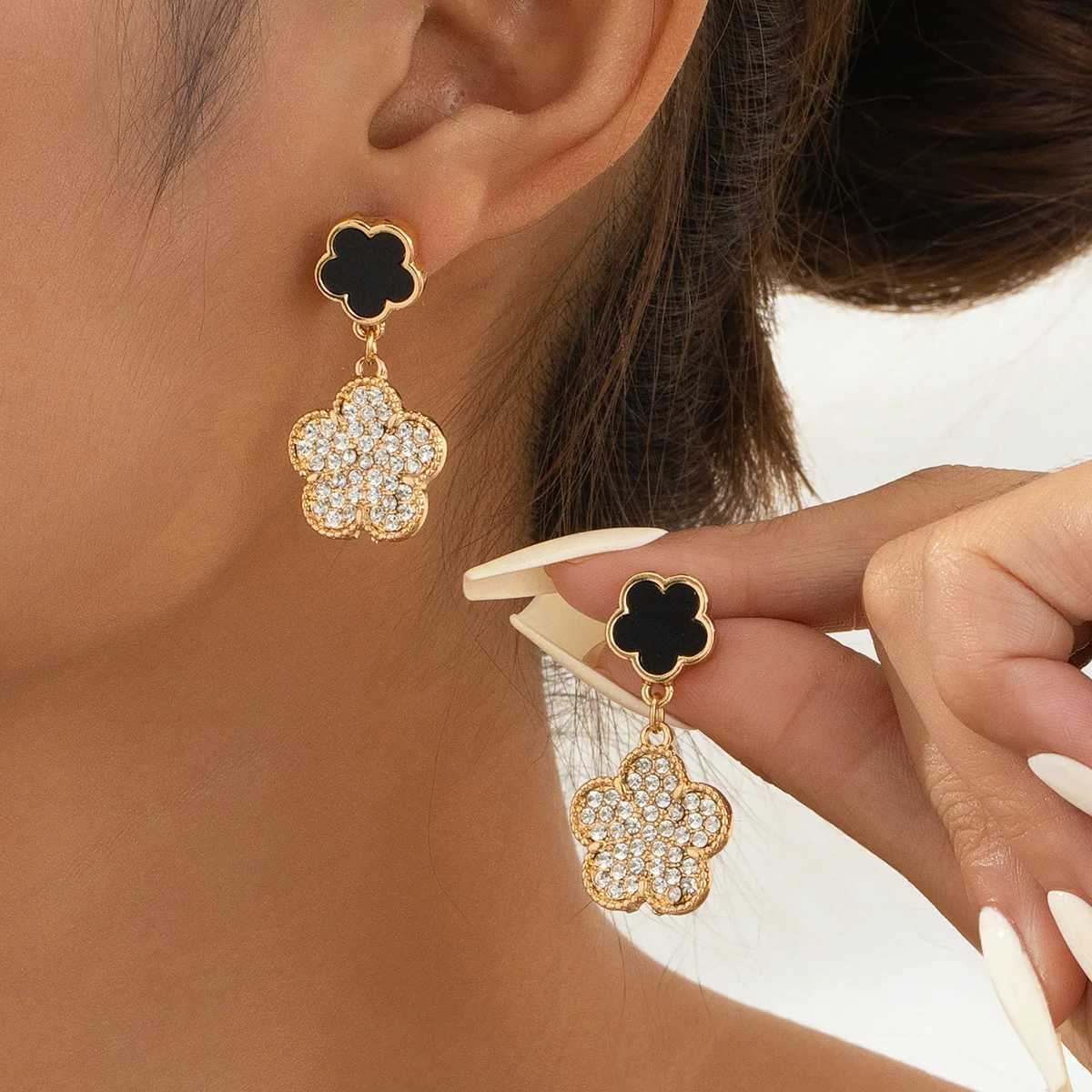 A Pair Fashion Temperament Charming Classic Black Grass Earrings for Women Glass Flash Drill Paty Jewerly AccESSries Y250812