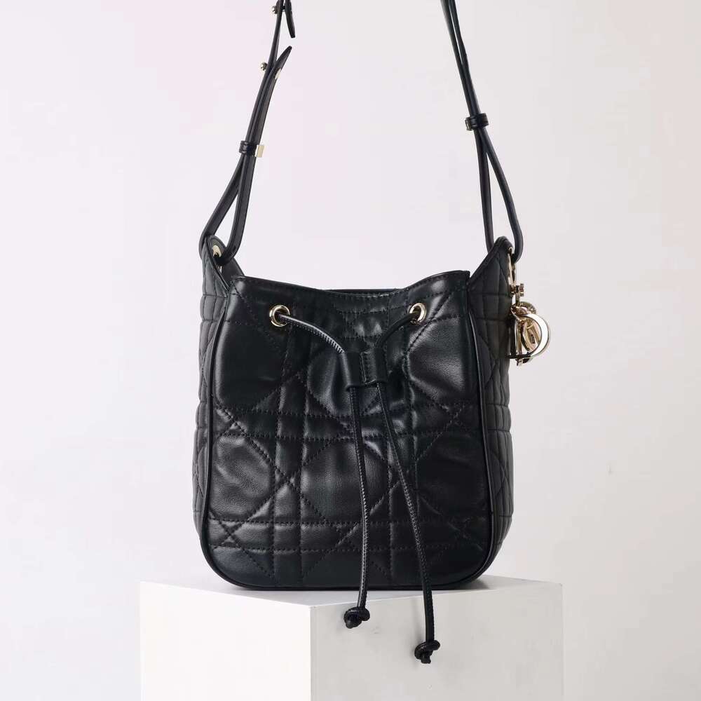 2025 New Sheepskin Quilted Drawstring Bucket Large Capacity Underarm Bag Versatile Textured Single Shoulder Crossbody Handbag