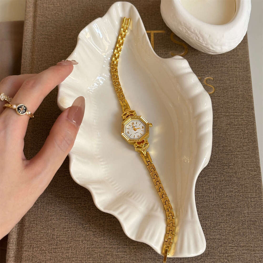Vintage Gold Bracelet Women's Niche Light Luxury Small Exquisite High-end Quartz Watch