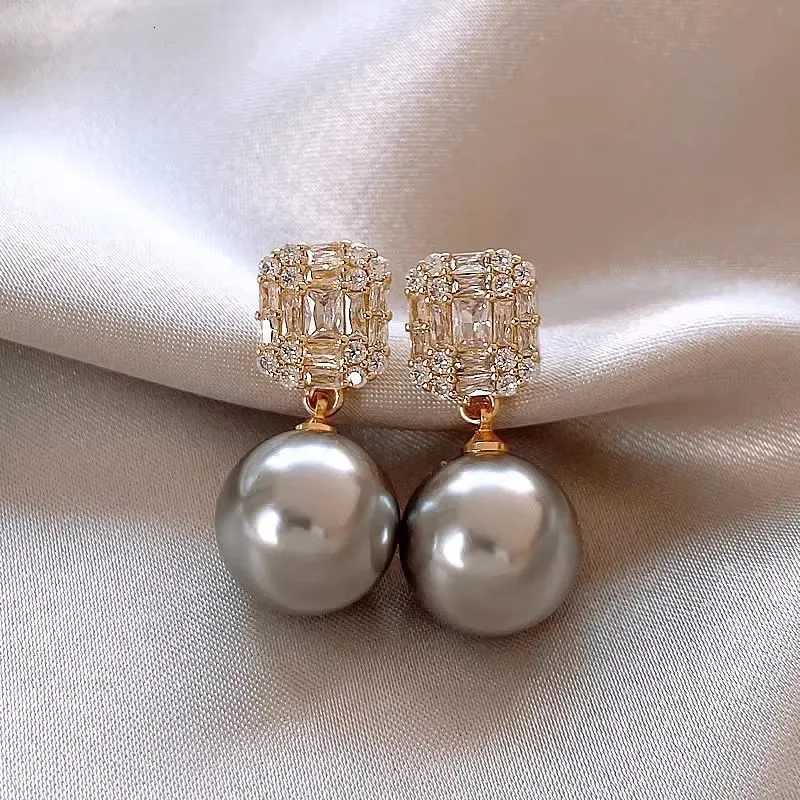 Fashion Crystal Zircon Stud Earrings Woman Simple Cute Vintage Pearls Fritillary Flower Statement Earring Jewerly Y250812
