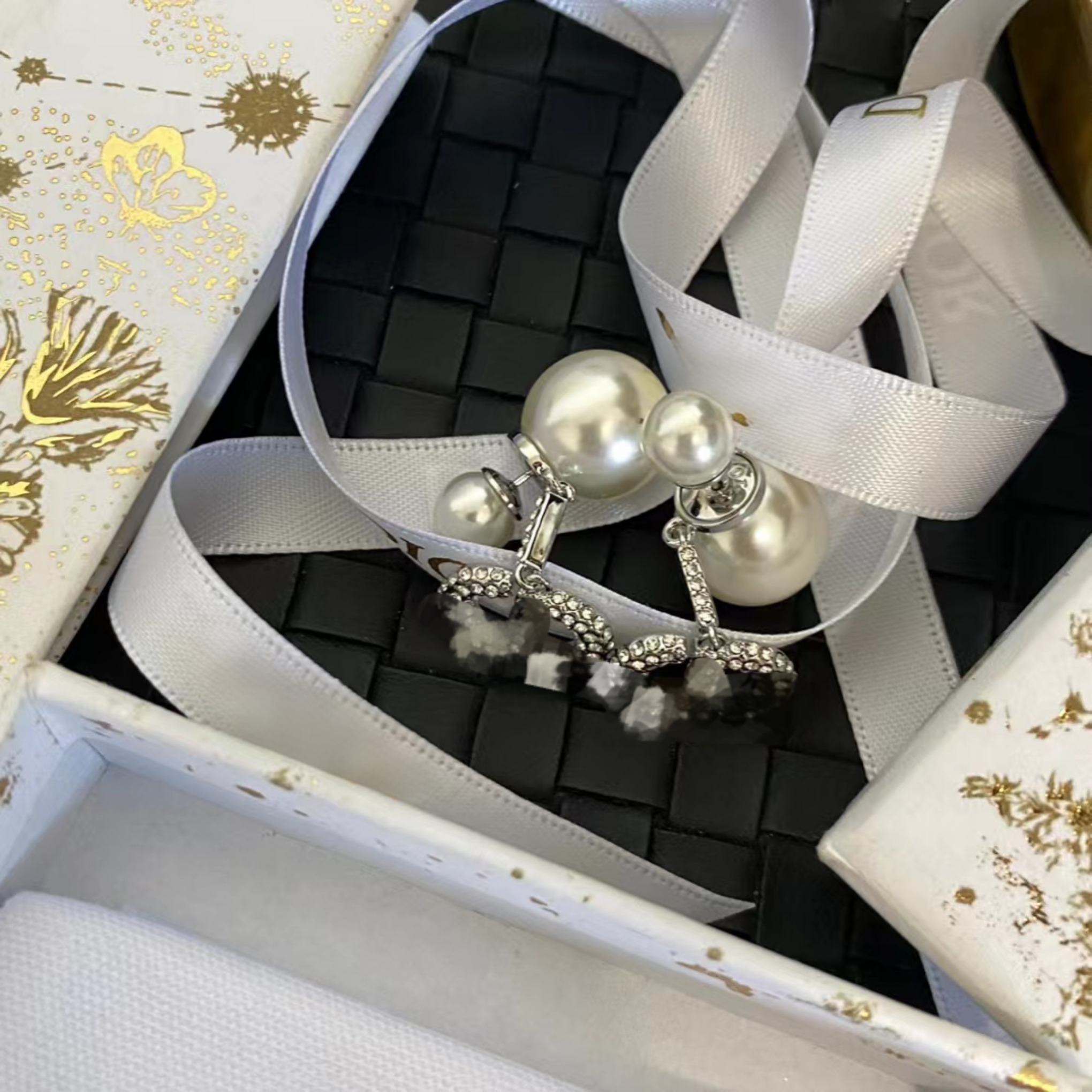 High-Quality Pearl and Crystal-Inlayed Symbol Hoop Earrings for Fashion Lovers Ever fade