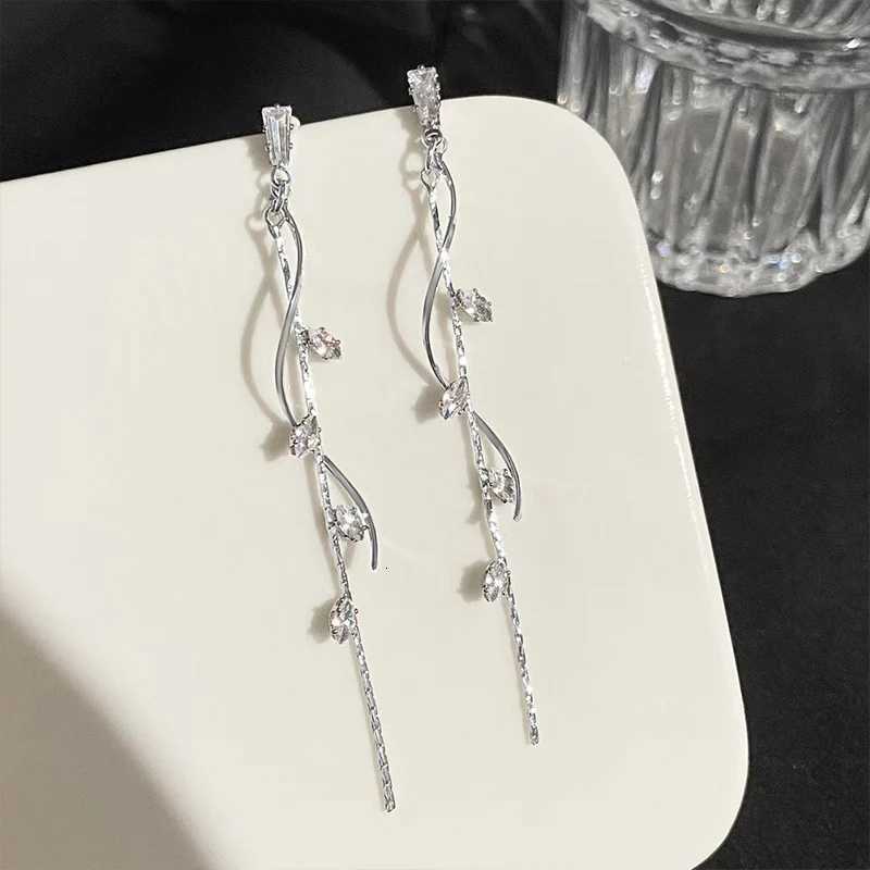 Chic Silver Color Vine Long Drop Earrings With Gleaming Crystal Accents Charming Womens Gala Dinners Jewelry Y250812