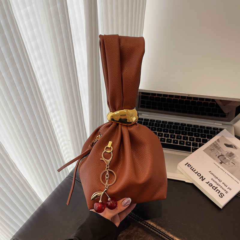 2025 New Women's Designer Luxury Brand Fashionable Personalized Commuting Women's Bag Retro Simple Elegant Handbag Wallet