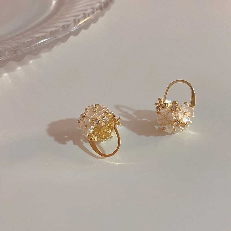 2022 Korean New Exquisite Sweet Shell Flower Ball Earrings Fashion Temperament Versatile Earrings Female Jewelry Party Gifts Y250812