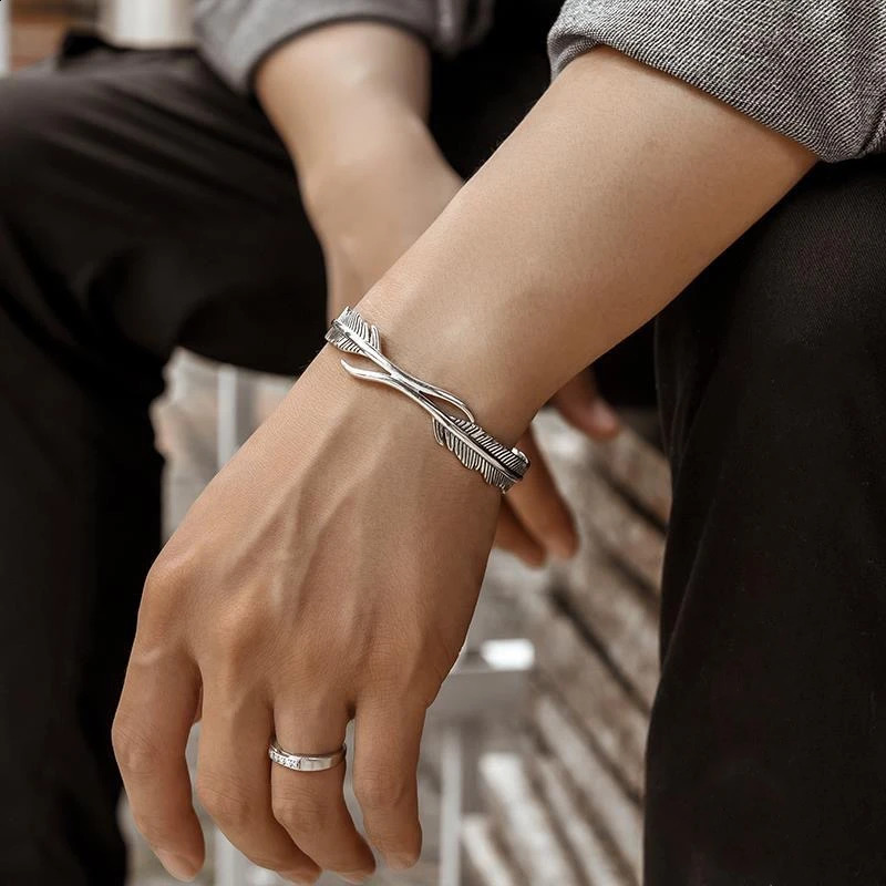 Retro Silver-Plated Feather Open Bracelet Wing Cuff B Corner Men and Women Punk Trend Casual Jewelry Birthday Gift 250812