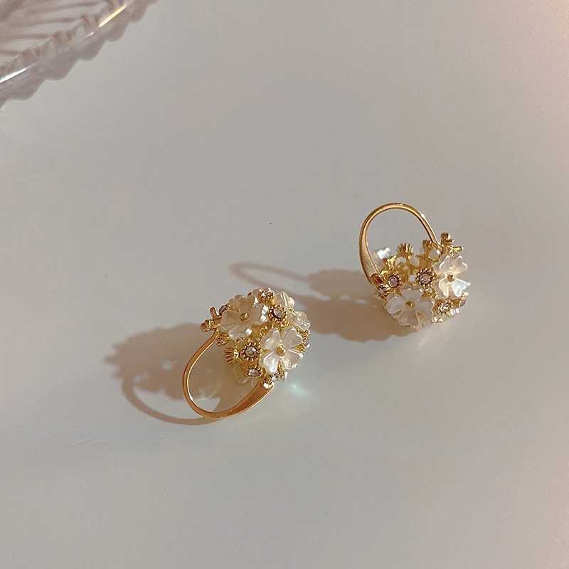 2022 Korean New Exquisite Sweet Shell Flower Ball Earrings Fashion Temperament Versatile Earrings Female Jewelry Party Gifts Y250812