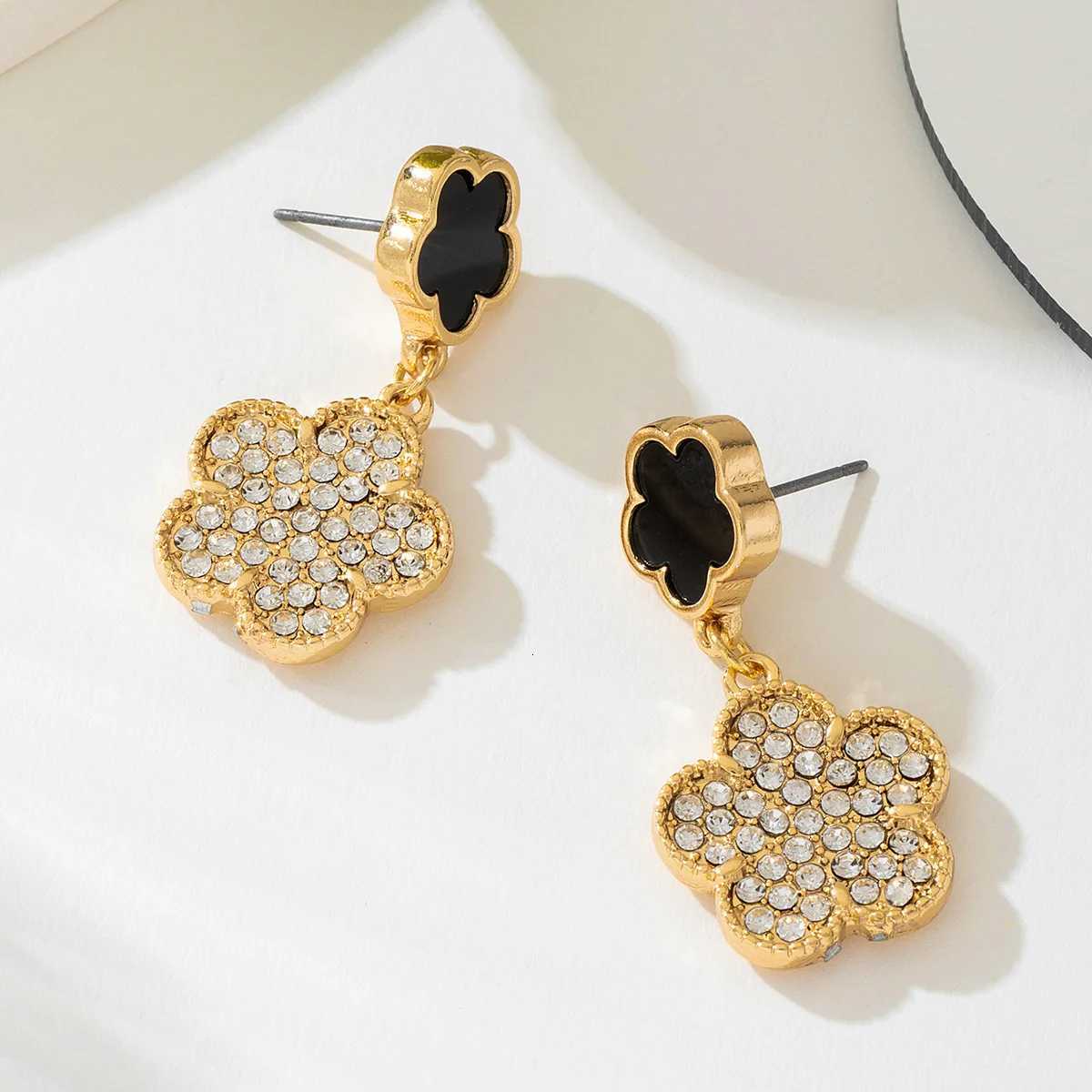 A Pair Fashion Temperament Charming Classic Black Grass Earrings for Women Glass Flash Drill Paty Jewerly AccESSries Y250812