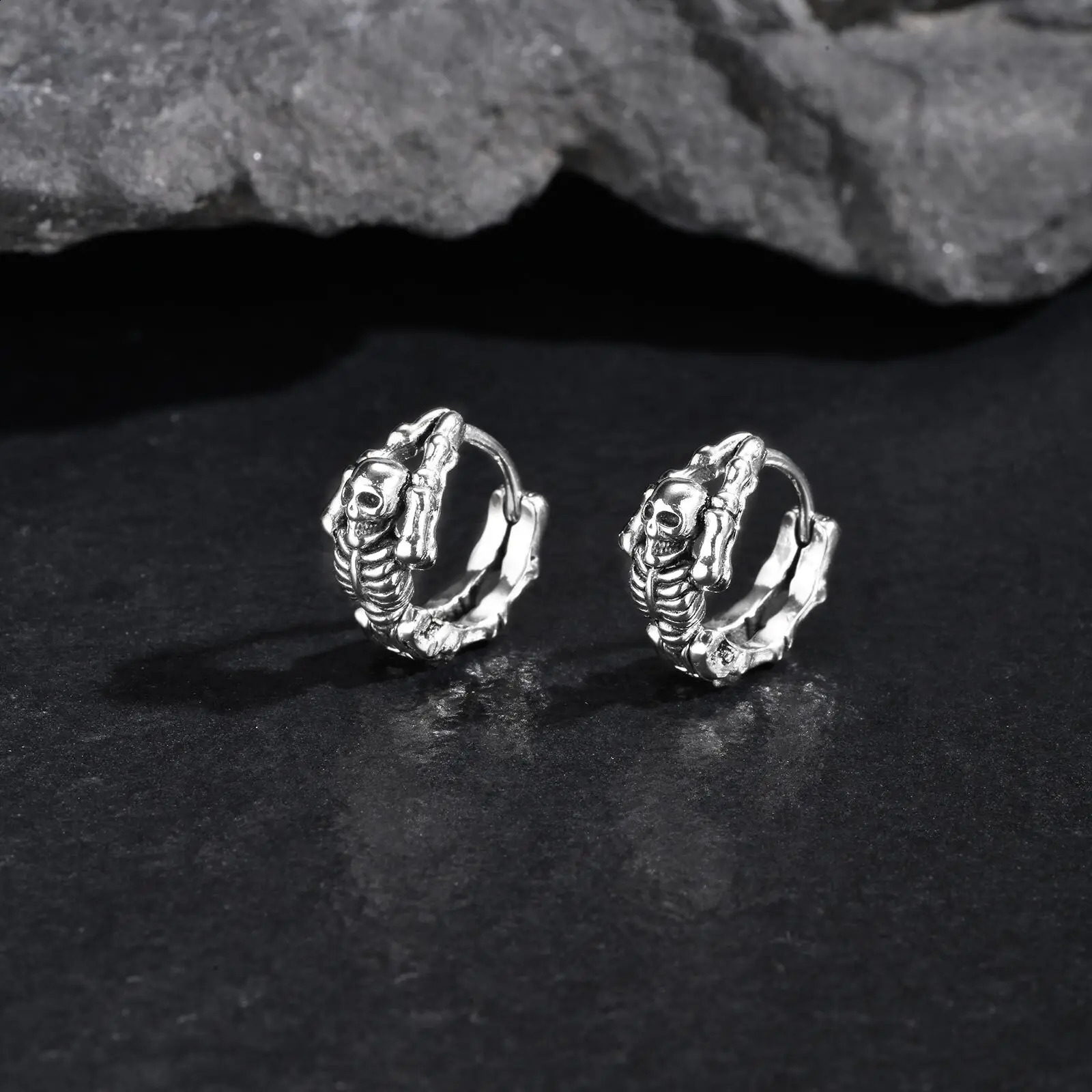 VNOX Stainless Steel Gothic Skull Skeleton Stud Earrings for Men Retro Vintage Jewelry for Halloween Biker Cocktail Party Gifts 250812