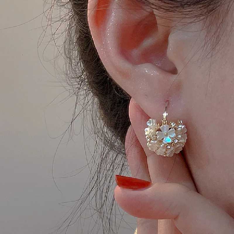 2022 Korean New Exquisite Sweet Shell Flower Ball Earrings Fashion Temperament Versatile Earrings Female Jewelry Party Gifts Y250812
