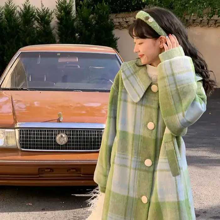 2023 Woolen Coat Loose Fit Plaid Green Button Design Doll Collar Big Size Long New Long Sleeve Women Fashion Tide Autumn Winter Z250813