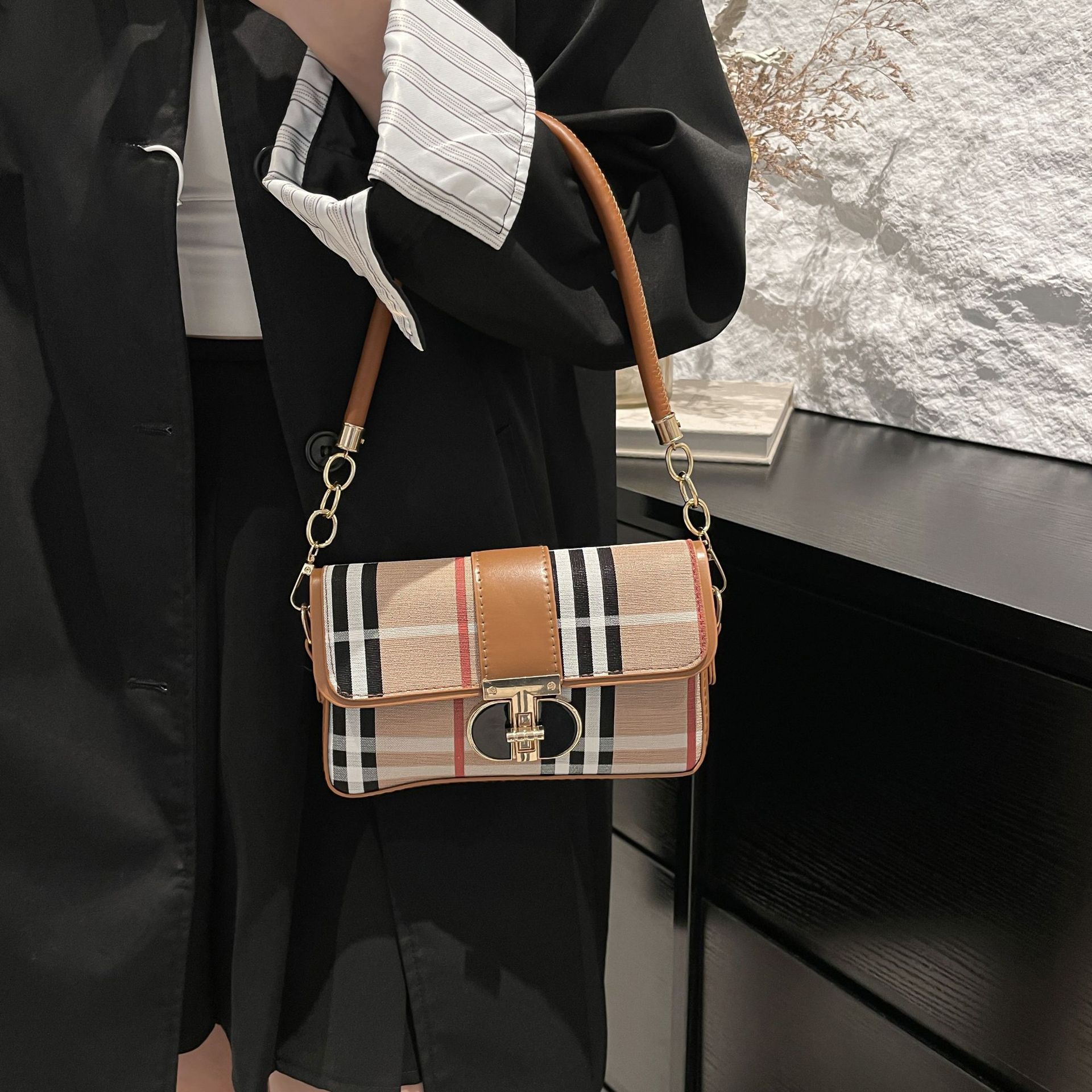 Textured and niche single - shoulder underarm bags for women. The trendy 2025 style fashionable solid - color small square bags versatile cross - body