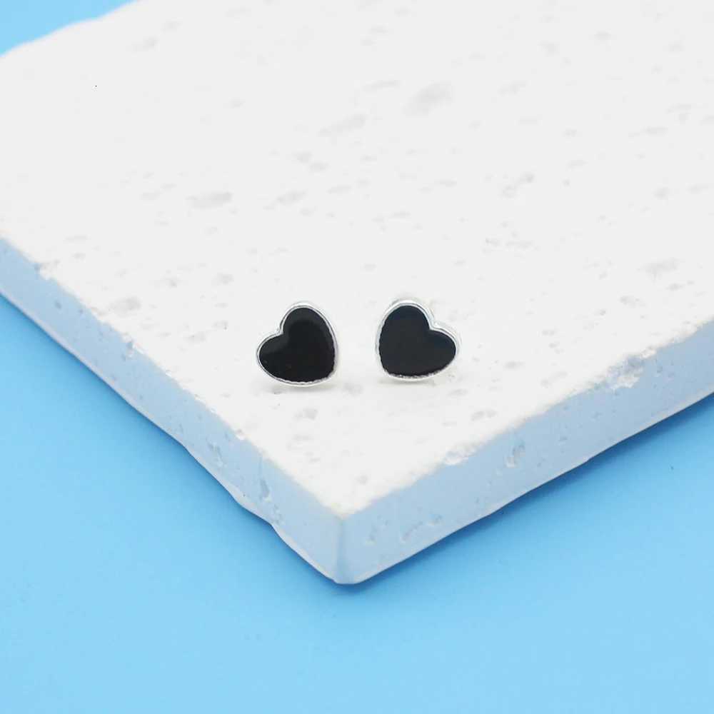Small Black Color Heart Stud Earring for Women Sweet Temperament Mini Simple Jewelry Accessories Christmas Day Gift Y250812