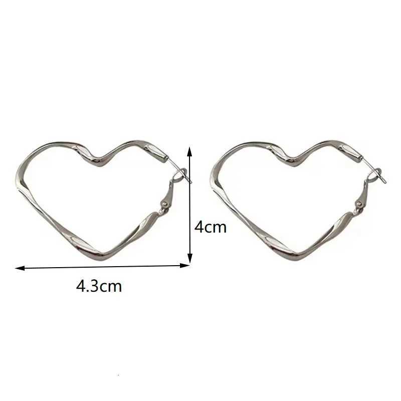 Trendy 1Pair Women Fashion Personality Exaggerated Hollow Heart Design Earring Cuff For Girl Birthday Jewelry Gift Y250812