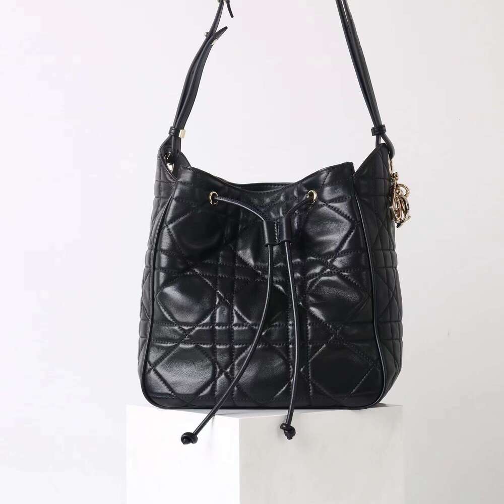 2025 New Sheepskin Quilted Drawstring Bucket Large Capacity Underarm Bag Versatile Textured Single Shoulder Crossbody Handbag