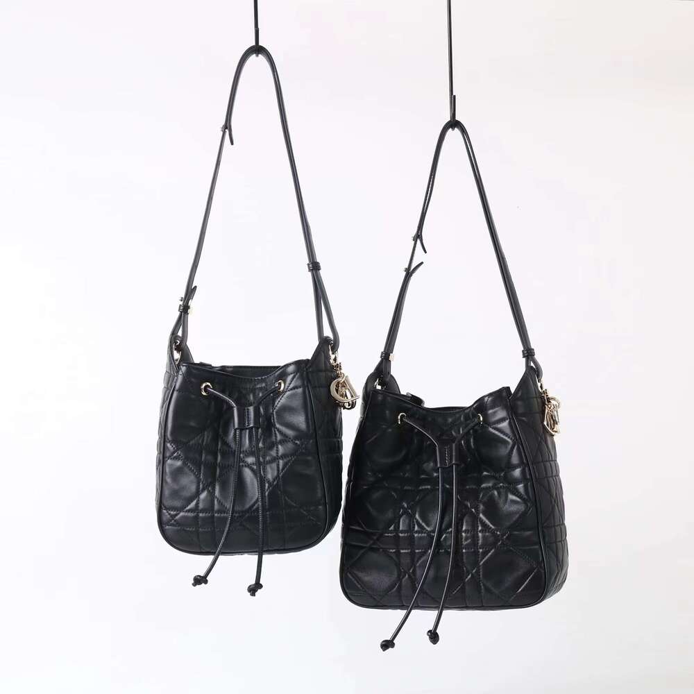 2025 New Sheepskin Quilted Drawstring Bucket Large Capacity Underarm Bag Versatile Textured Single Shoulder Crossbody Handbag