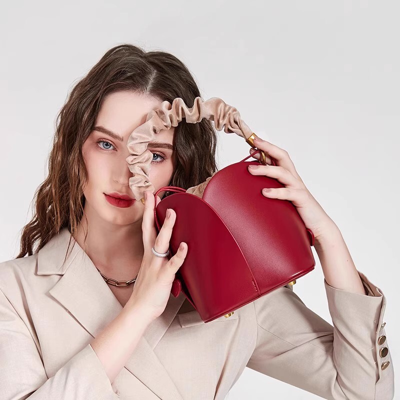 2025 New Women's Designer Handbag Multi Functional Shoulder Crossbody Bag High Quality Tube Shaped Women's Small Square Bag High End Banquet