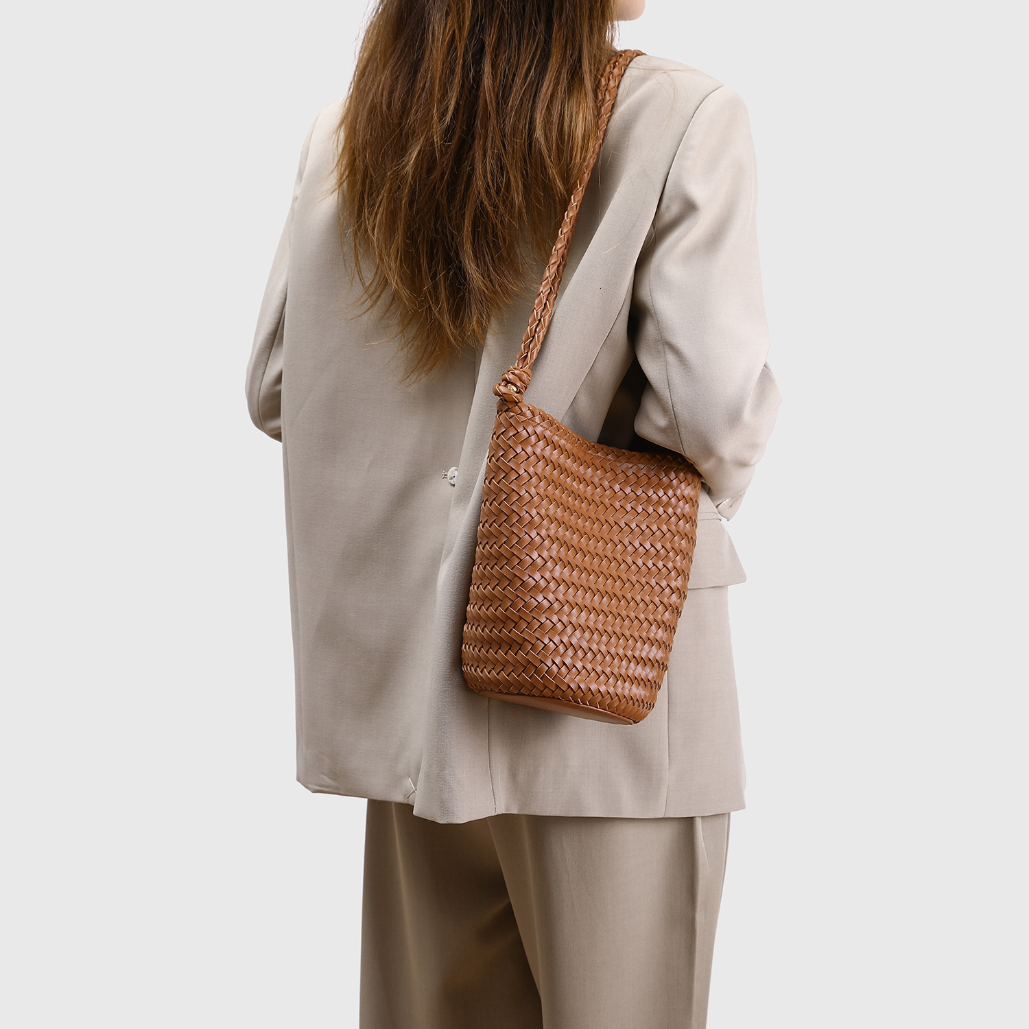 fashion bag New French Retro Genuine Leather Women s Handmade Woven Bucket shaped Handbag Designer Bag Single Shoulder Crossbody Bag