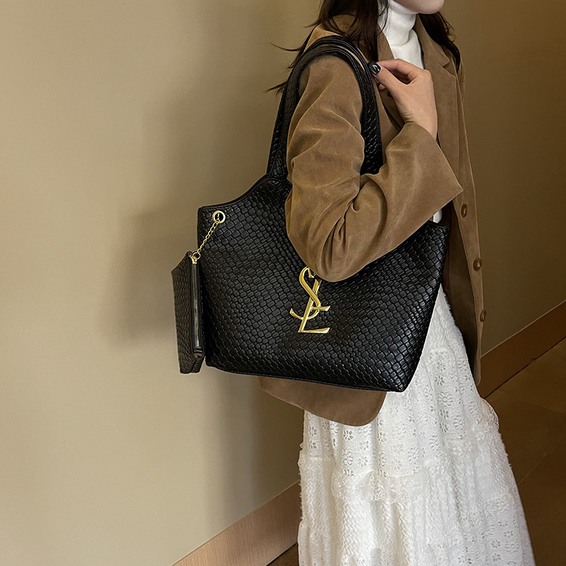 Designer bag free shipping hot Light luxury outdoor casual tote bag simple and versatile high-capacity woven bag