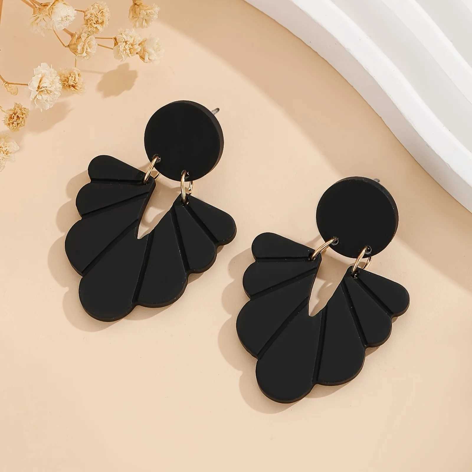Black Wave Semi-Circular Line Pattern Earrings Classic Retro Womens Elegant Earrings for Daily Wear and Clothing Matching Y250812