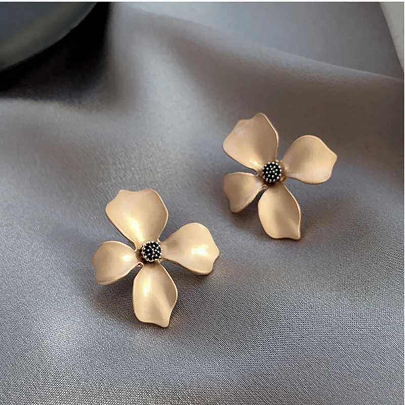 Fashion Matt Metal Flower Stud Earrings Cold Wind Temperament Simple Trendy Statement Earrings for Girls Gift Jewelry Y250812