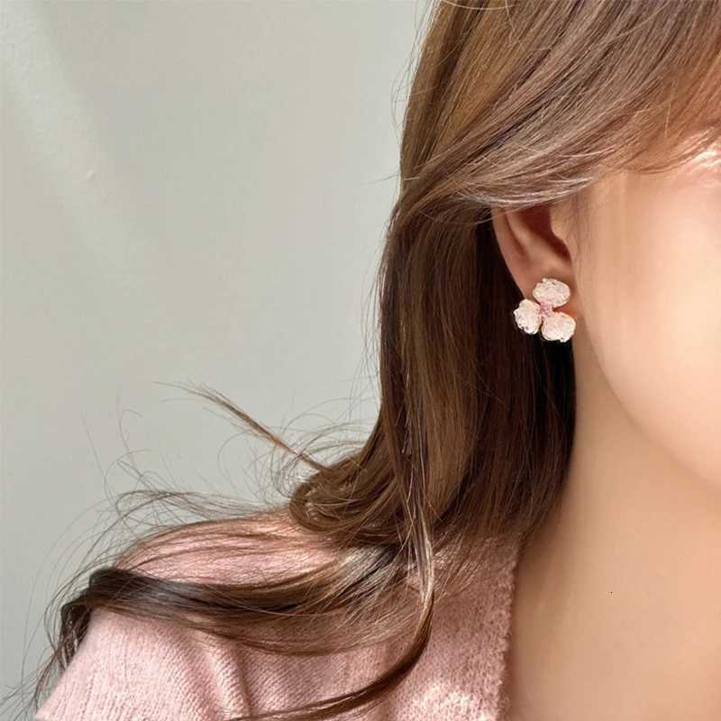 LATS New Pink Crystal Three-petal Flowers Stud Earrings for Women Light Luxury Gradient Blue Fashion Jewelry Girl Party Gifts Y250812